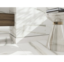 Badezimmer mit weißen Marmorfliesen, Waschtischunterschrank und Acrylhocker