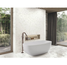 Modernes Badezimmer mit freistehender Badewanne, Armatur und Mosaikfliesen