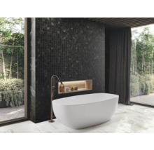 Badezimmer mit Badewanne, dunklen Mosaikfliesen und Fensterfront