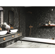 Modernes Badezimmer mit dunklen Marmorwänden, Doppelwaschbecken und Dusche.