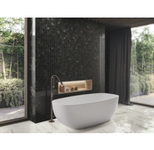 Modernes Badezimmer mit freistehender Badewanne, Mosaikfliesen und großem Fenster