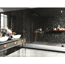 Badezimmer mit Waschtisch, Spiegel und Dusche mit dunklen Mosaikfliesen.