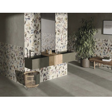 Modernes Badezimmer mit floralen Fliesen, Doppelwaschbecken und Holzelementen