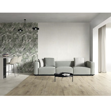 Helles Wohnzimmer mit Sofa, Couchtisch und Barhockern