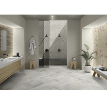 Badezimmer mit ebenerdiger Dusche, Waschtisch und grauen Bodenfliesen