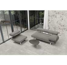 Modernes Wohnzimmer mit Sofa, Sessel und Couchtisch