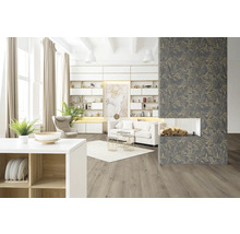 Wohnzimmer mit Bücherregal, Couch, Teppich und Kamin