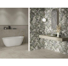 Helles Badezimmer mit freistehender Badewanne, Waschtisch mit Spiegel und floraler Tapete