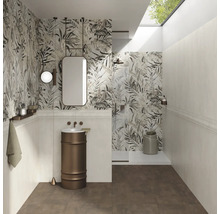 Modernes Badezimmer mit floral gemusterter Tapete, freistehendem Waschbecken und Dusche.