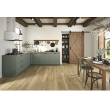 Helle und geräumige Küche mit grünen Schränken, Holzboden und Holztisch