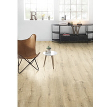 Heller Wohnraum mit Holzboden, Sessel und Beistelltisch