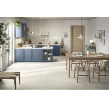 Helle, geräumige Küche mit Kücheninsel und Holzesstisch