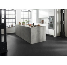 Helle Küche mit Kücheninsel, weißen Schränken und schwarzem Boden.