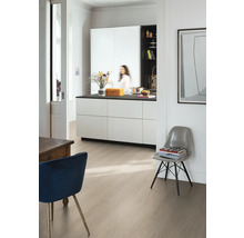 Heller Raum mit Kücheninsel, Stühlen und Bodenbelag