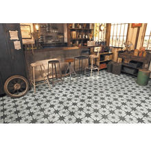 Raumansicht mit Bodenfliesen im Sternmuster, Interieur im Vintage-Stil mit Barhockern und Dekorationen