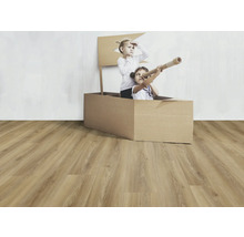 Kinder spielen in einem Pappkarton auf einem Holzboden