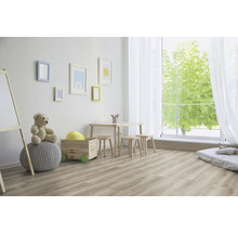 Helles Kinderzimmer mit Spieltisch, Stühlen, Spielzeug und weichem Teppich