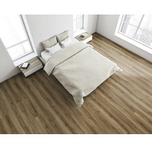 Blick von oben auf ein Schlafzimmer mit Bett, Nachttischen und Holzboden