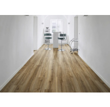 Heller Raum mit hellem Holzboden, Barhockern und Servierwagen