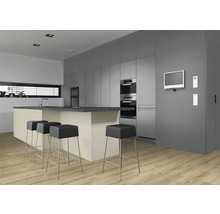 Helle Küche mit Küchenschränken, Kücheninsel, Barhockern und Elektrogeräten