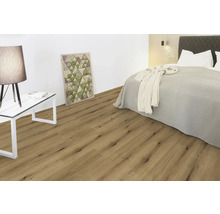 Schlafzimmer mit Laminatboden in Holzoptik, Bett, Beistelltisch und Bild