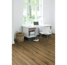 Heller Raum mit Holzboden, Schreibtisch, Stuhl und Fenster für eine freundliche Atmosphäre.