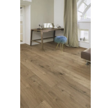 Holzfußboden in einem hellen Raum mit Schreibtisch und Fenster.