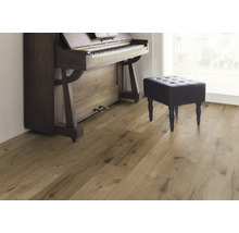 Ein Zimmer mit Laminatboden, einem Klavier und einem Hocker.