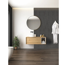 Modernes Badezimmer mit Waschtisch, Spiegel und Dekorationen