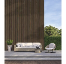 Außenbereich mit Sofa, Sessel, Tisch und vertikaler Holzverkleidung an der Wand