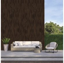 Helle Couch und Sessel auf einer Terrasse mit Holzlamellenwand