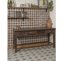 Küchenszene mit einem Küchentisch, Regalen, Geschirr und Lebensmitteln.