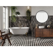 Badezimmer mit Badewanne, Waschbecken, Spiegel, Holzschrank und schwarz-weißem Schachbrettfliesenboden.