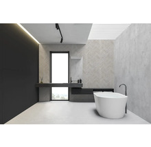 Modernes Badezimmer mit Badewanne, Waschbecken und Fenster