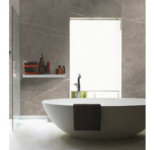 Helles Badezimmer mit freistehender Badewanne, Regal und Rollo vor dem Fenster.