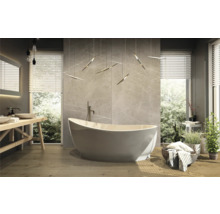 Badezimmer mit freistehender Badewanne, Waschtisch, Spiegel und Jalousien vor den Fenstern.