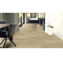 Wohnraum mit hellem Holzboden, Esstisch und Stühlen