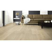 Heller Holzboden in einem Wohnzimmer mit Sofa, Tisch und Lampe.