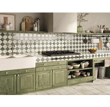 Küche im Landhausstil mit grünen Schränken und Rautenfliesen