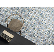 Fliesenmuster mit Stuhl und Tisch im Raum.