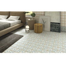 Schlafzimmer mit Bett, Beistelltisch, Dekoration und Bodenfliesen mit dekorativem Muster