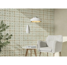 Beispielszene mit Wandfliesen mit geometrischem Muster, Sessel, Tisch und Pendelleuchten