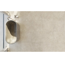 Badezimmer mit rechteckigen Bodenfliesen und freistehender Badewanne