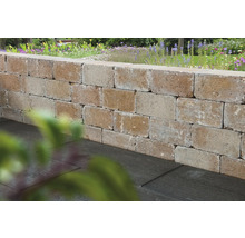 Mauer aus Mauersteinen im Garten