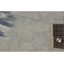 Bodenfliesen mit Marmoroptik und Sitzhocker