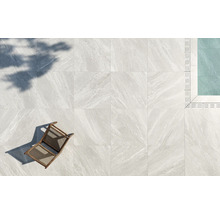 Fliesenboden im Außenbereich mit Stuhl und Schatten