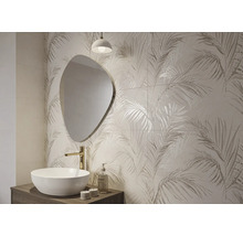 Badezimmer mit Waschtisch, Spiegel und Wandfliesen mit Blattmuster