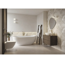 Modernes Badezimmer mit freistehender Badewanne, Waschtisch und Wand-WC