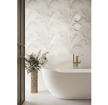 Helles Badezimmer mit Badewanne, goldener Armatur und Wandfliesen mit Palmenblattmuster