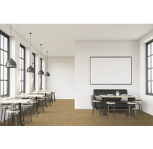 Innenraum eines Restaurants mit Tischen, Stühlen und Pendelleuchten